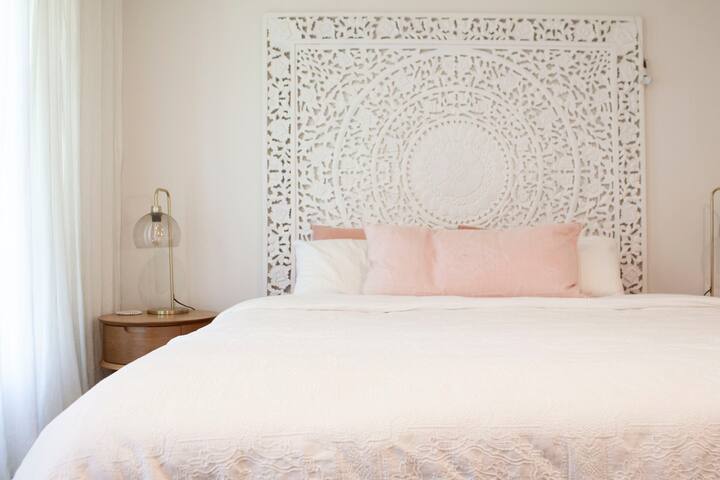 تحتوي غرفة النوم الرئيسية على سرير كبير وحمام داخلي.