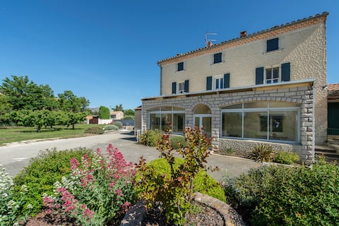 Provençal farmhouse with pool