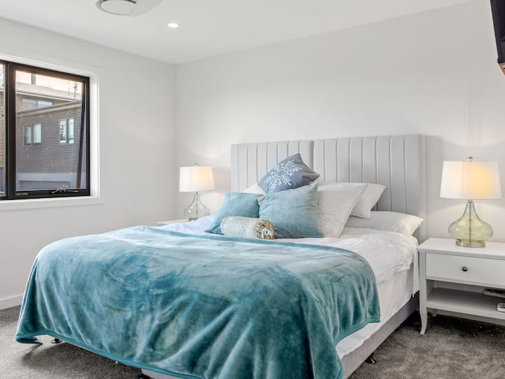 Chumba cha kulala cha Master - hulala 2
Kitanda aina ya King AU kinaweza kutengenezwa katika vitanda 2 x virefu vya mtu mmoja
Makabati yaliyojengwa ndani
ya Central Heating
Fan
Smart TV