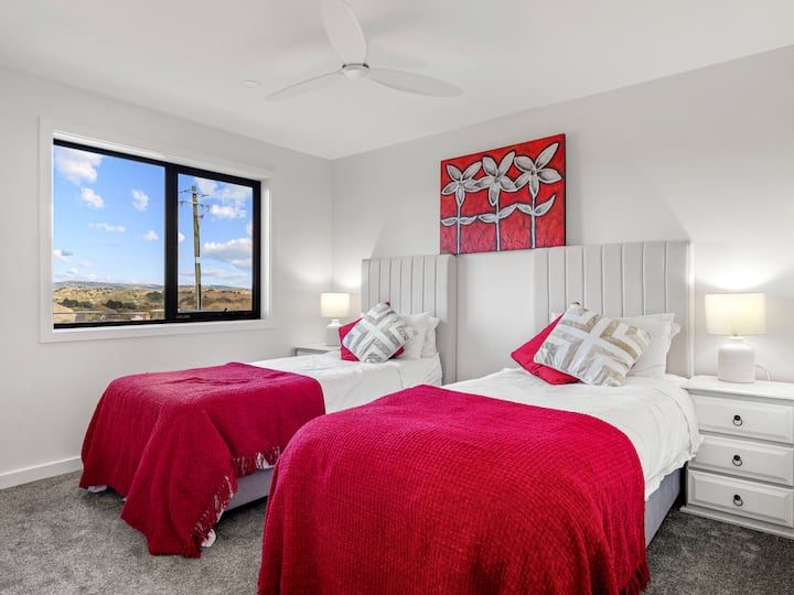 Chumba cha 3 cha kulala - Hulala 2 
Kitanda aina ya King AU vitanda 2 x King Single 
Mfumo wa kupasha joto wa Smart TV
Fan
Central
Uliojengwa katika Makabati