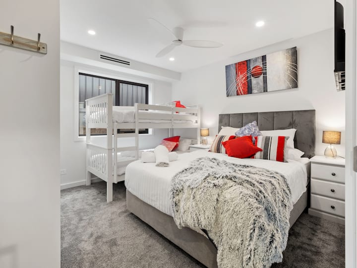 Chumba cha kulala Vitanda 4 
vya Ghorofa
Kitanda aina ya Queen 
Smart TV
Makabati ya Kupasha Joto ya Kati
Yaliyojengwa