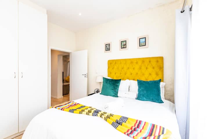 Chambre avec lit double et placard