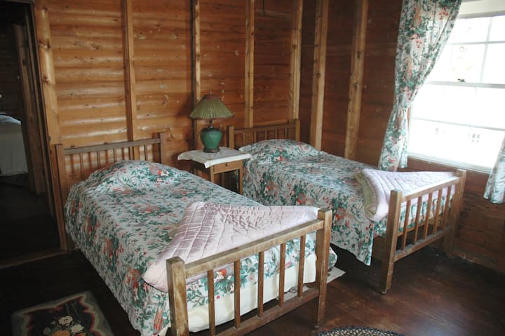 Glavna kuća na katu, zelena spavaća soba