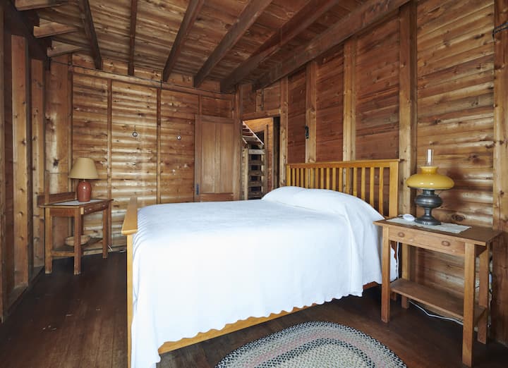 Glavna kuća na katu sa šivenom spavaćom sobom