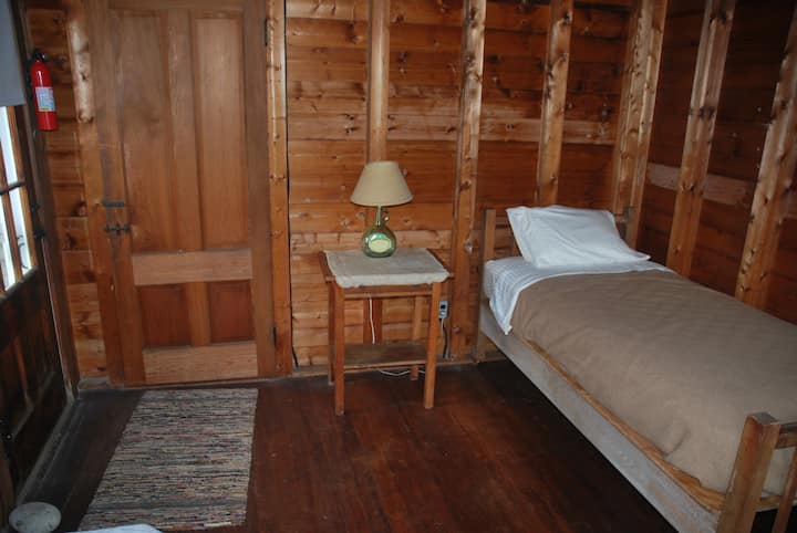 Glavna spavaća soba iza kuće (povezana s spavaćom sobom na trijemu)