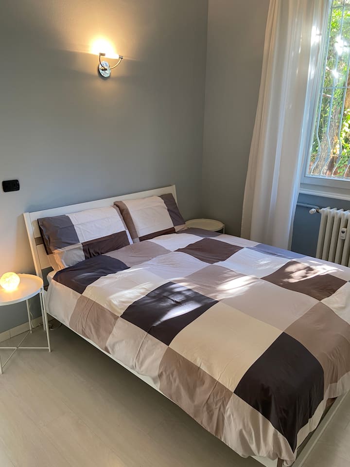 Posteľ je pravidelná manželská posteľ pre dvoch, vybavená dvoma rôznymi perinami v závislosti od sezóny a ďalšími dvojlôžkovými vankúšmi.