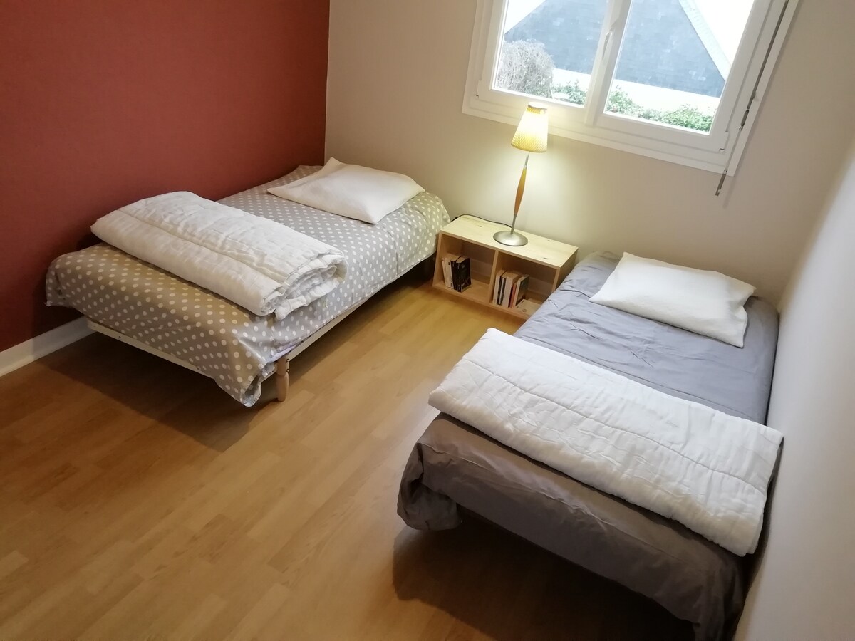 Habitación TRI 
2 camas de 90 cm
Habitación con armario