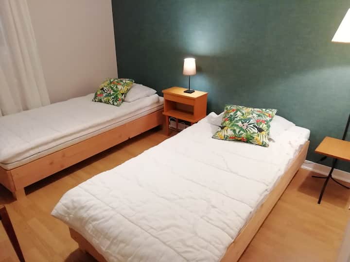 Chambre UNAN
2 camas de 90 cm, modulables en 1 cama de 180 cm. 
Habitación con armario empotrado