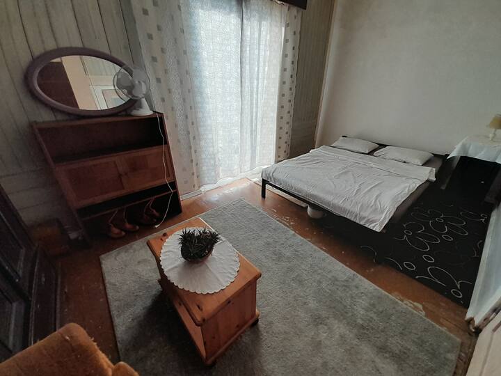 Спална соба со брачен кревет (широк 150-179