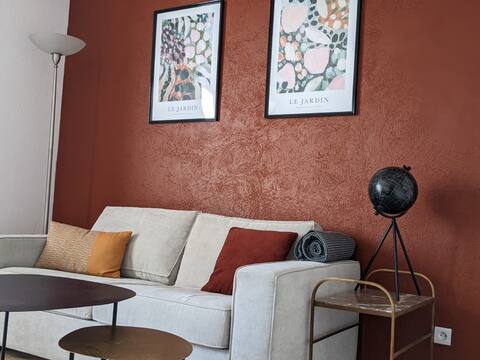 Stylish Flat in Private Residence +Garage +Balcony
