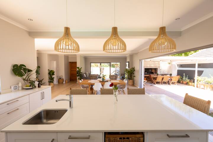 Modern 4-bed home with entertainment area and pool gallery image 3