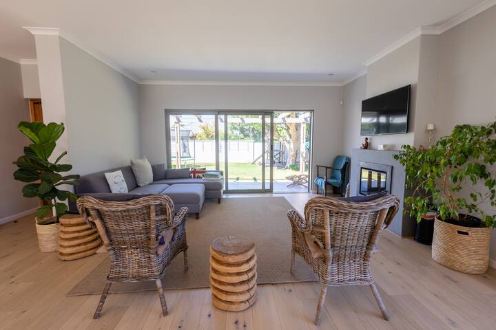 Modern 4-bed home with entertainment area and pool gallery image 2