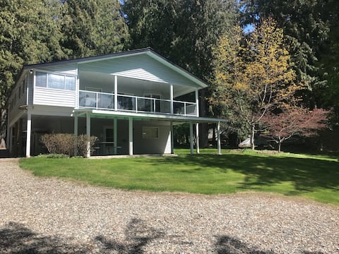 Top Airbnb: Entire house semi waterfront at the Shuswap in Columbia Shuswap F