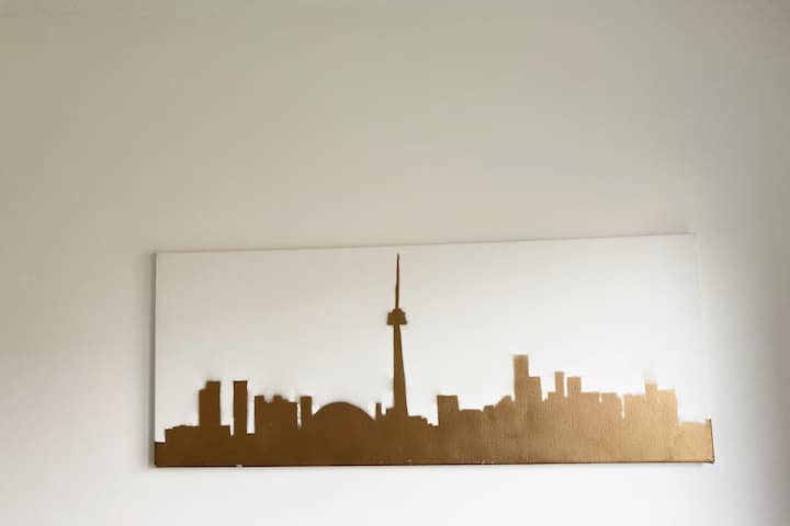 لوحة أفق تورنتو الذهبية في غرفة النوم الرئيسية.