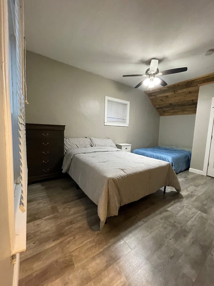 Spálňa s 2 manželskými posteľami a vlastnou kúpeľňou