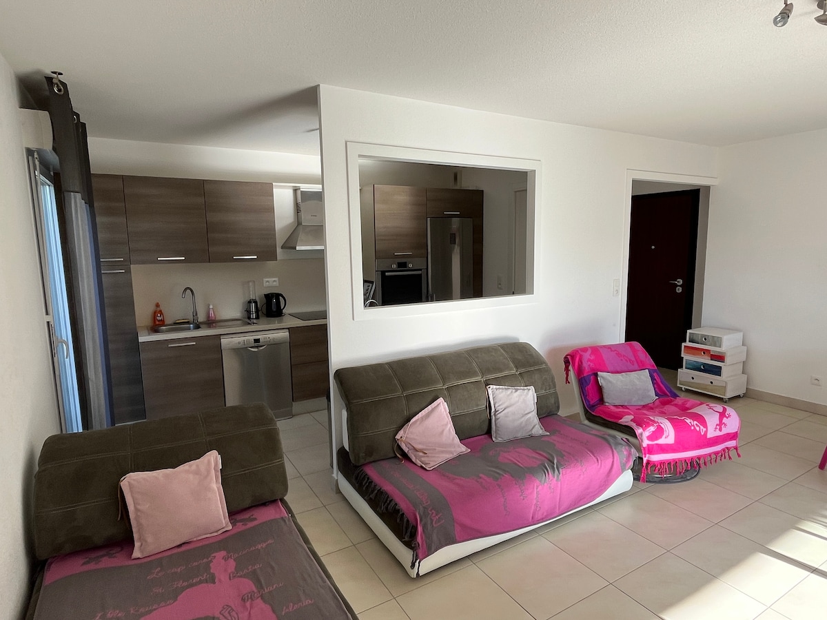 Successful Airbnb property: Air-conditioned 2-bedroom apartment 2 steps from the beach CALVI in Calvi