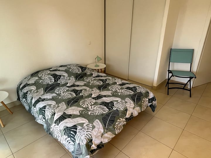 15. غرفة النوم الثانية مع خزانة مثبتة على الحائط