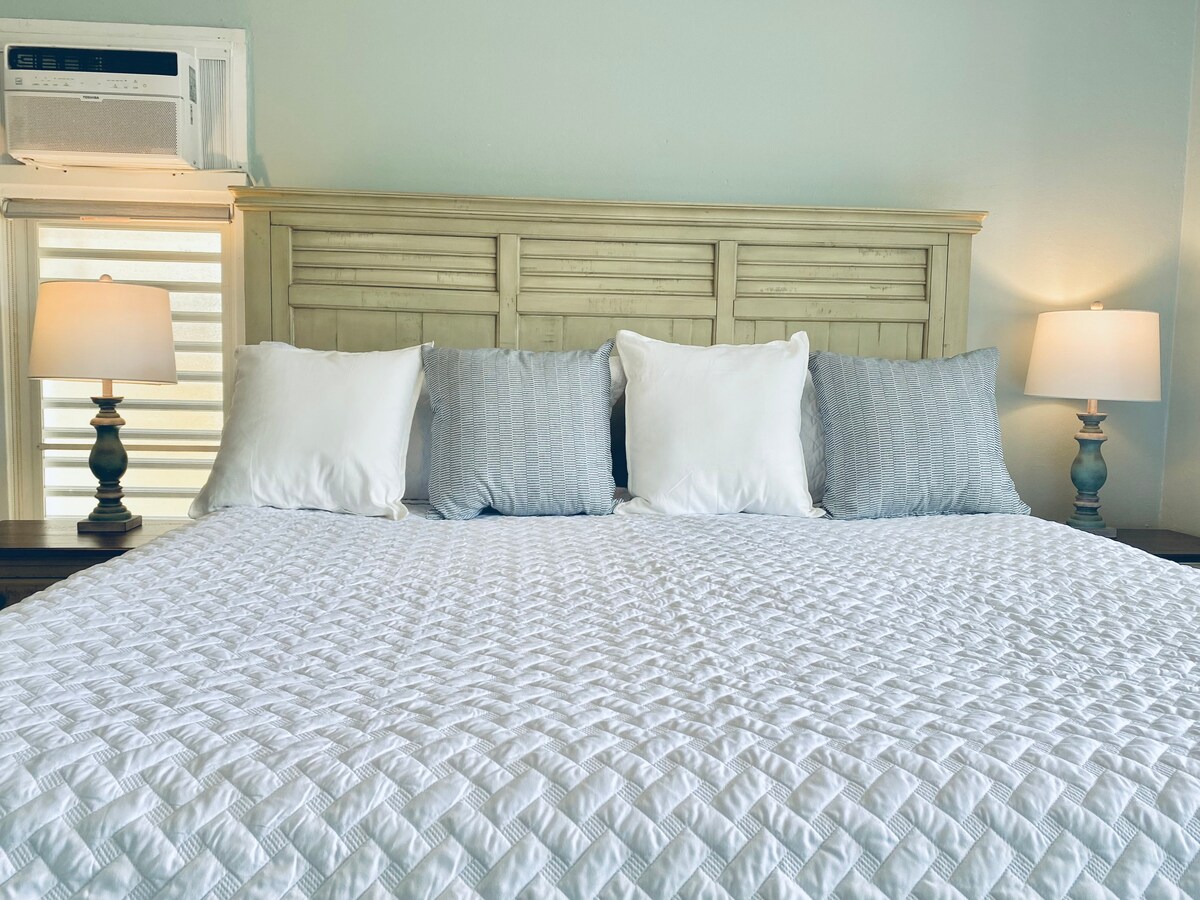 Ძირითადი საძინებელი ოუშენის ხედით მოიცავს დიდი ზომის საწოლს