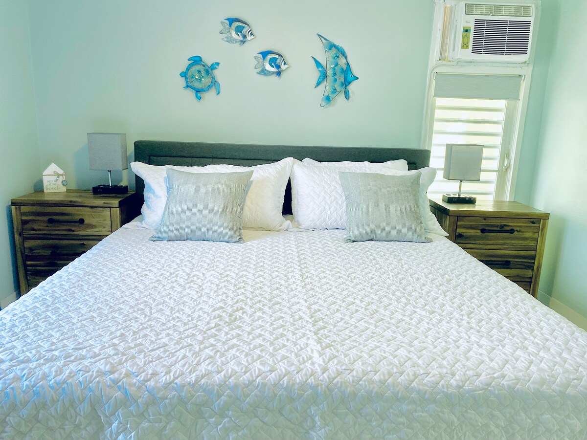 Მეორადი საძინებელი ოუშენის ხედით, მოიცავს დიდი ზომის საწოლს