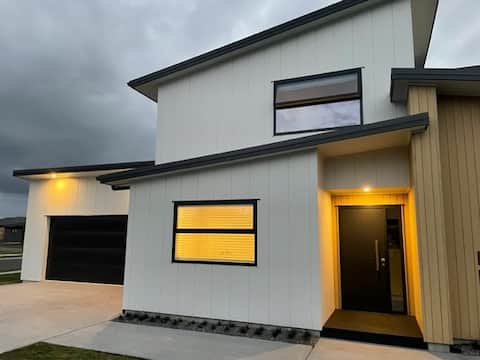 Modern 4 bedroom holiday home close to the beach