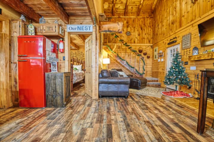The Nest - Pickle Ball, Firepit, Hot Tub, Mt Views - Pigeon Forge, TN
