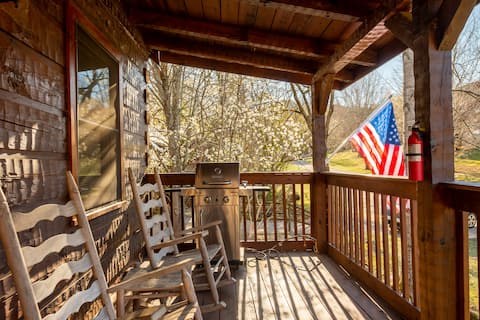 Top performing Airbnb: 3 minutes to parkway!! Hot tub!! Flat driveway!! in Pigeon Forge