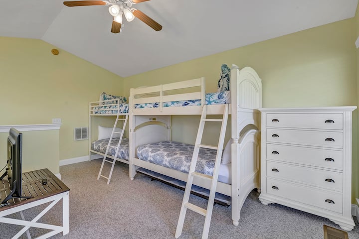 Djeca imaju vlastiti prostor, uključujući TC i stolove.  