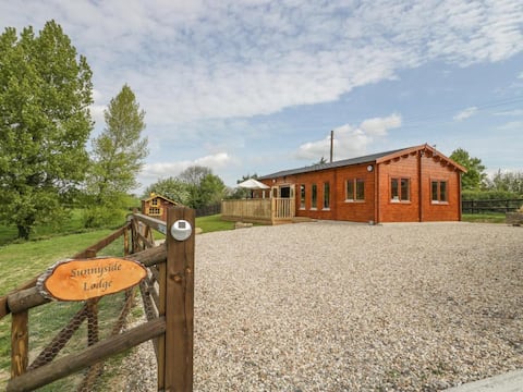 Cosy log cabin in Somerset with on-site parking