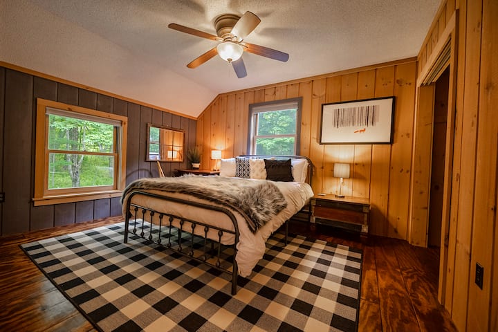 二楼宽敞卧室，配备标准双人床，可欣赏树木景观。 
遮光窗帘和多个枕头，让您倍感舒适。 