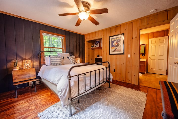 一楼卧室，配备标准双人床、遮光窗帘和套内卫生间。 

摄影： Chris Daniele