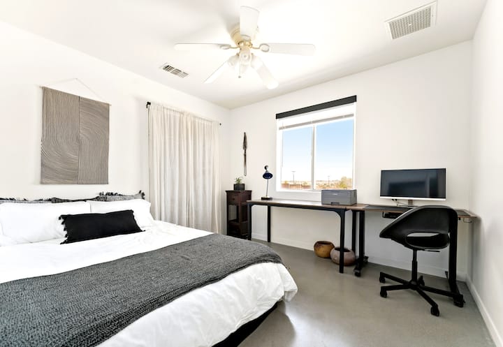 Chumba cha kulala cha 3 kina mpangilio wa ofisi na dawati la umeme la kusimama, kompyuta na panya vinavyotolewa.