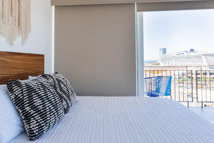 Brod za krstarenje u luci/na krstarenju u luci