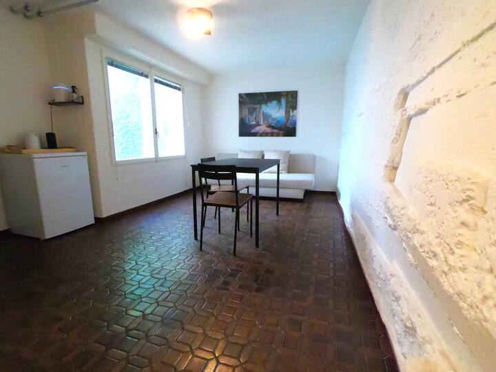 Sebule iliyo na sofa ya kulala inayoweza kubadilishwa