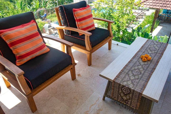 上层露台，可欣赏美丽的日出和日落景观，可容纳4人