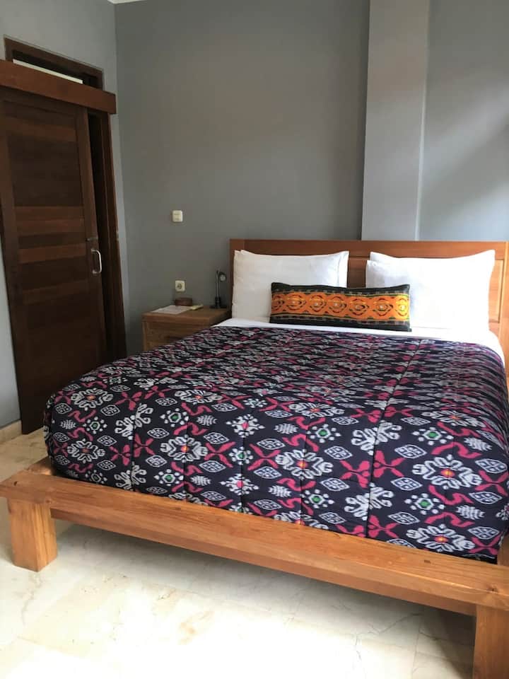 主楼层卧室配有标准双人床