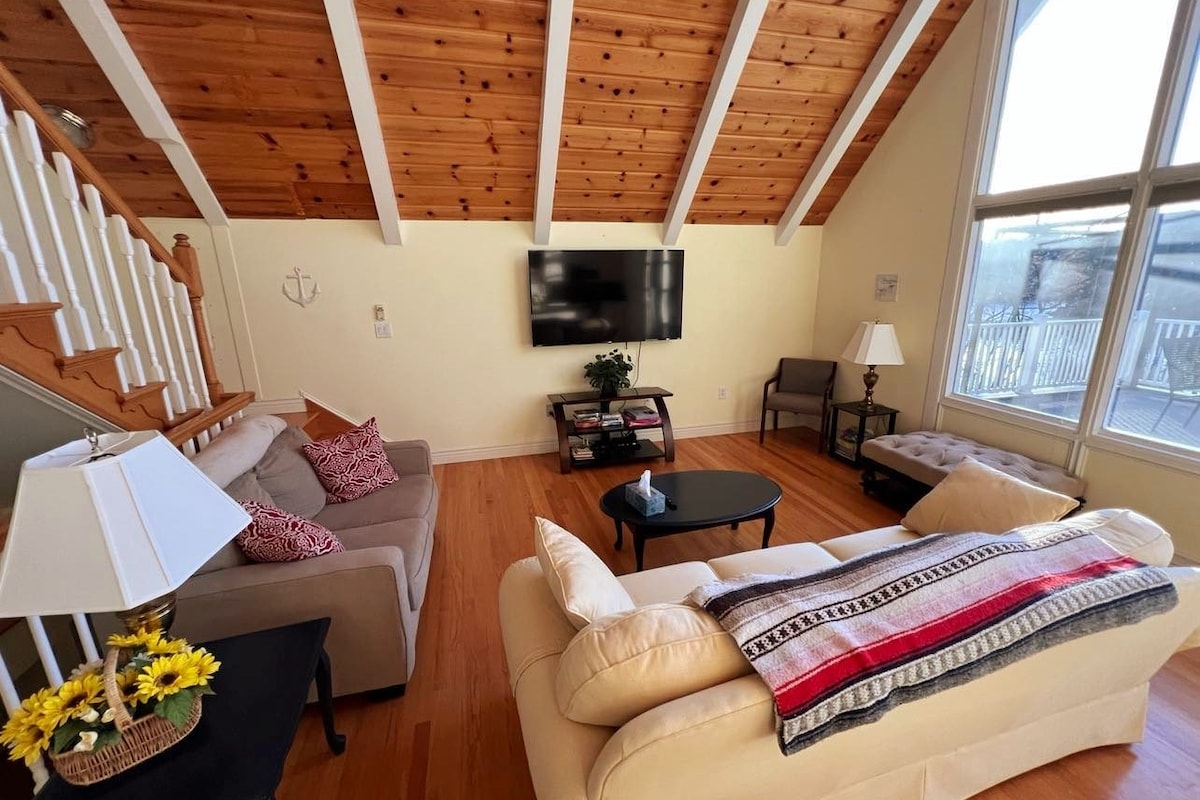 ห้องนั่งเล่นของเรามีทีวีขนาดใหญ่ 65 "และห้องนั่งเล่นมากมายเกมและหนังสือที่หลากหลายสำหรับทุกเพศทุกวัย