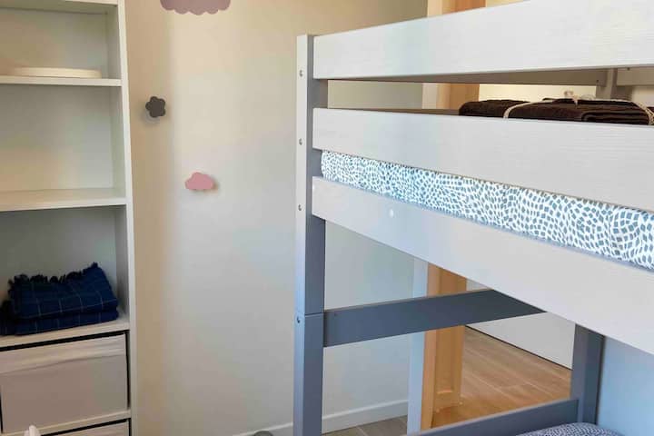 Детска стая с двуетажни легла 
Моля, обърнете внимание, че спалното бельо не е включено!