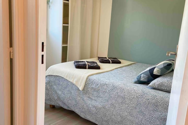 Двойна спалня с легло 140x200.
Внимавайте, спалното бельо не е включено!

Направете заявка за отдаване под наем; 

- Двоен комплект от € 20
- единично помещение € 15
- Кърпа за баня € 5
- тапи от бани 3 € -
готварска печка € 2