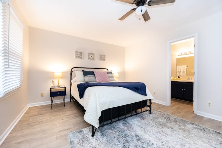 标准双人床卧室。

注意：浴缸是原装的。 有年龄斑点/污渍，但我向您保证，浴缸非常干净！ 