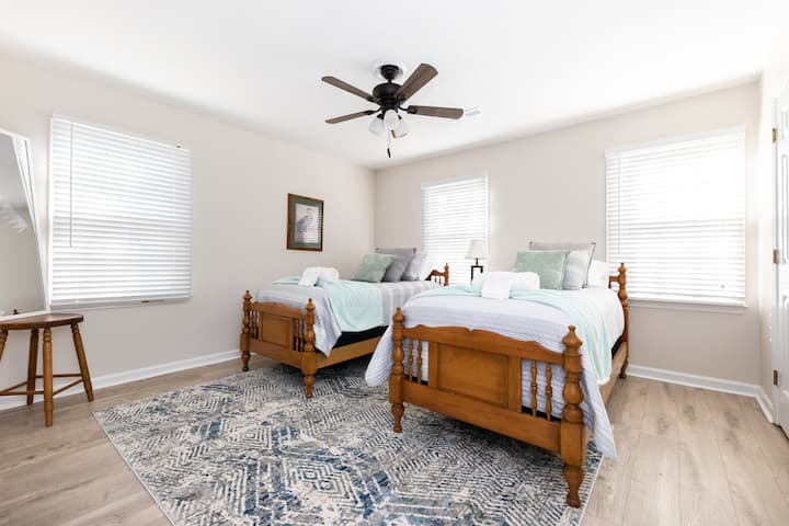 可俯瞰2间双床房。 左侧有镜子和架子。 有很多令人愉快的阳光明媚。 床上用品非常舒适干净。 

每张床垫都配有拉链套和床垫。 