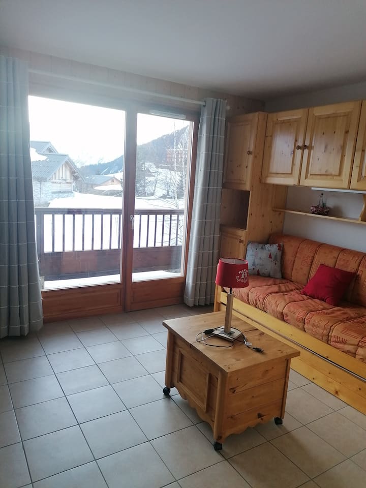 Obývacia izba, svetlá, prístup na balkón, rozkladacia pohovka pre 2 osoby