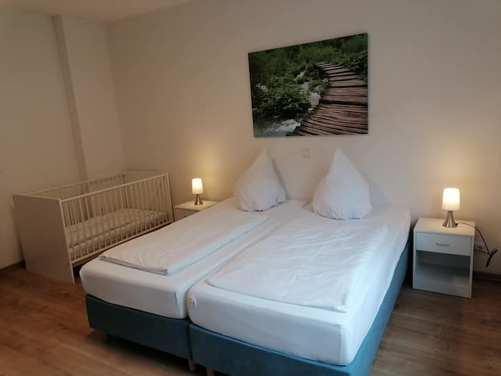 بيت العطلات "XL"، الغرفة 2، 3 أسرّة زنبركية، سرير أطفال.