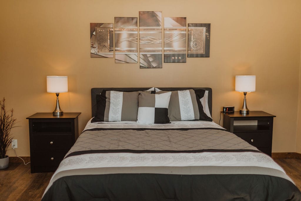 Geniet van een comfortabele nachtrust in de hoofdslaapkamer.  Een handige werkruimte stelt je in staat om in te checken bij het kantoor voordat je uitcheckt voor een dag op de paden.