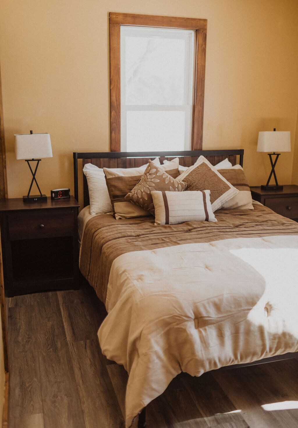 Slaapkamer #2 is licht en comfortabel en heeft een werkruimte voor het geval je contact wilt houden terwijl je weg bent van het kantoor terwijl je geniet van je verblijf in de Northwoods.