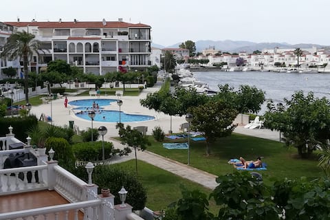 Top performing Airbnb: swimming pool, parking, 3 terraces, wifi, air conditioning in Castelló D'empúries
