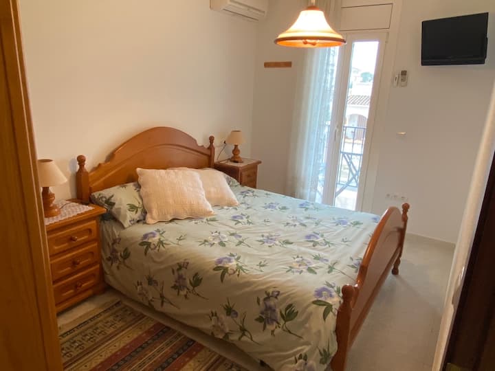 Dhomë kryesore me tarracë ballkoni me errësim/ajër të kondicionuar 1.50 krevat i gjerë 1,90 
 Dhomë kryesore me tarracë, ballkon me grilë të errët, ajër të kondicionuar, krevat i gjerë 1.50 Mts x1.90 Mts i gjatë.