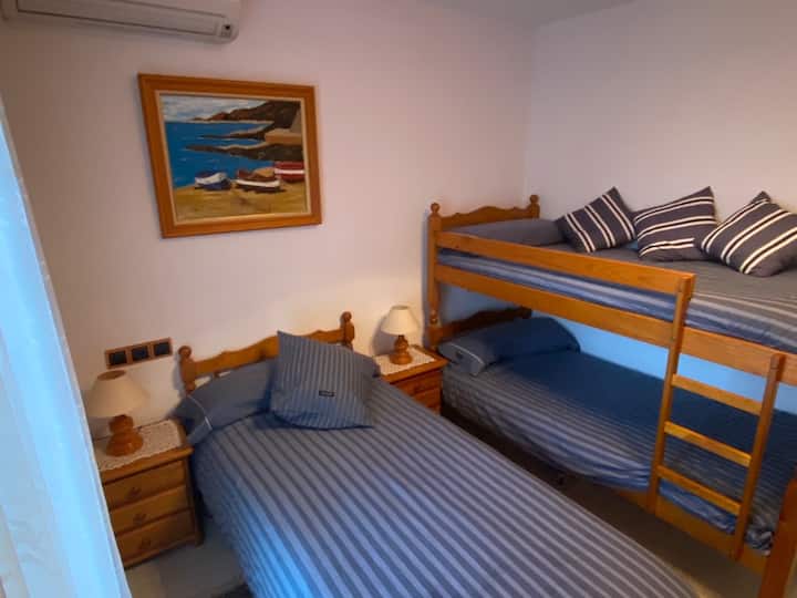 Dhoma e gjumit 2 me tarracë /si krevati tek ashtu edhe krevati i krevatit janë 90 cm. i gjerë x 1.90 Mts. i gjatë.

dhoma 2 me tarracë, si krevati tek ashtu edhe krevati i krevatit, krevatet janë 90 cm të gjerë x 1.90 Mts. të gjatë