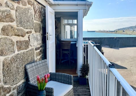 Cosy & elegant cottage in charming Newlyn