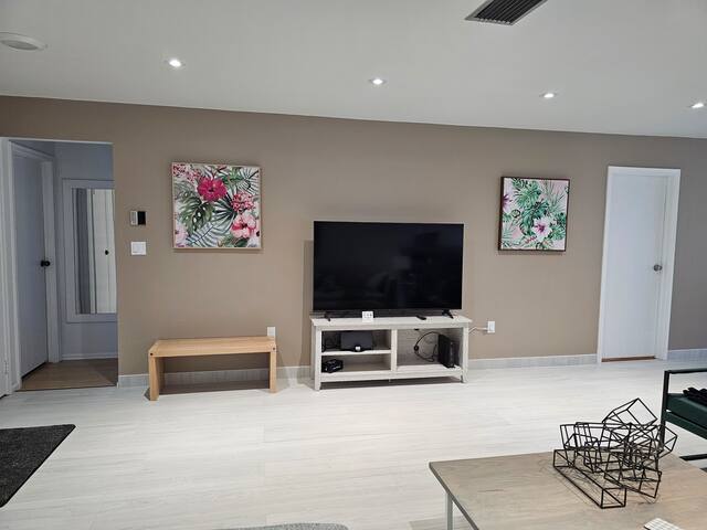 Updated Spacious 3 bedroom bungalow with pool! gallery image 4