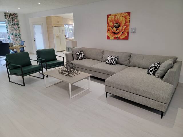 Updated Spacious 3 bedroom bungalow with pool! gallery image 3